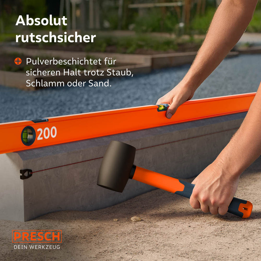 Anwendung der PRESCH Wasserwaage im Gartenbau beim Setzen von Randsteinen; die hochwertige Pulverbeschichtung garantiert einen absolut rutschsicheren Halt und optimale Handhabung des Werkzeugs trotz Baustellenstaub und Sand.