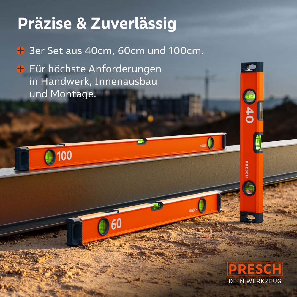 Die drei Wasserwaagen des Sets werden auf einer Baustelle auf einem Stahlträger und im Sand präsentiert, um ihre Robustheit und Eignung für höchste Anforderungen im Handwerk und Innenausbau zu verdeutlichen.