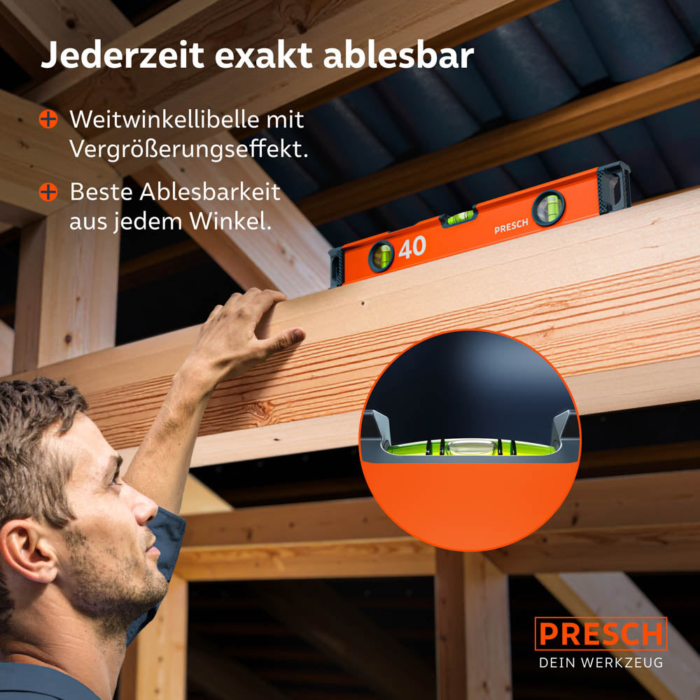 Ein Handwerker bei der Dachmontage nutzt die Wasserwaage zur Ausrichtung; eine Lupengrafik zeigt die Weitwinkellibelle mit Vergrößerungseffekt für beste Ablesbarkeit aus jedem Blickwinkel.