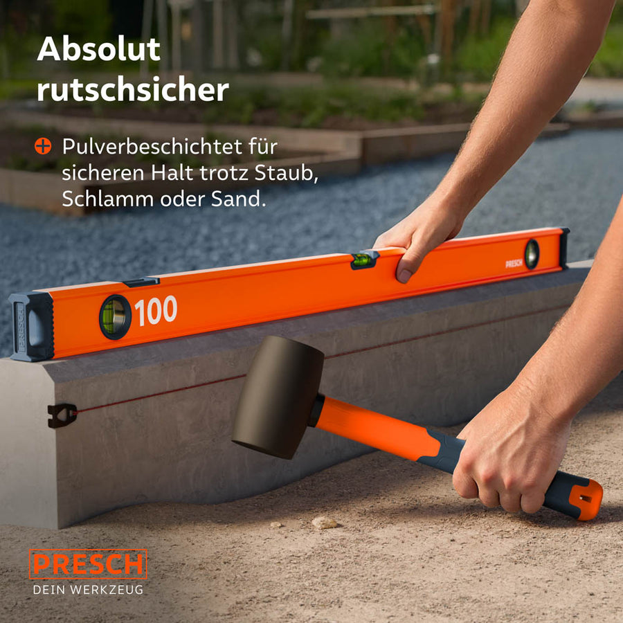 De 100 cm waterpas uit de PRESCH‑set in gebruik bij het nauwkeurig uitlijnen van randstenen buiten; de speciale poedercoating biedt een absoluut slipvaste grip, zelfs bij contact met stof, modder of zand.