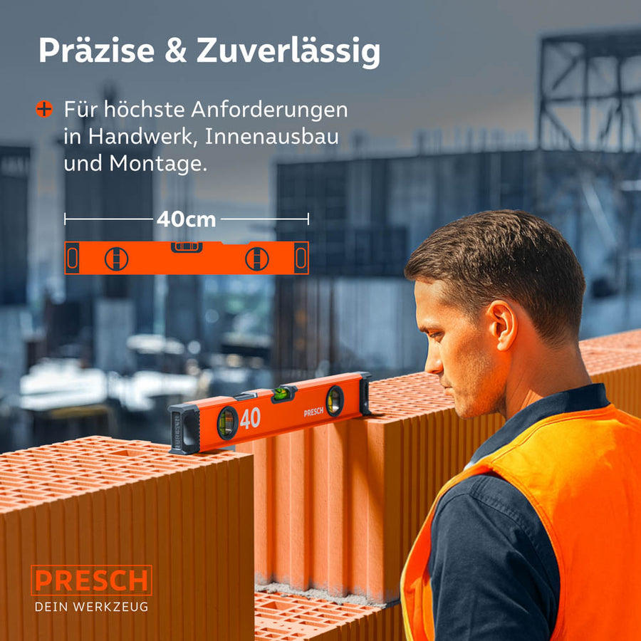 Ein Handwerker nutzt die PRESCH 40cm Wasserwaage auf einer Baustelle zur präzisen Ausrichtung von Mauersteinen, wobei die kompakten Maße und die Robustheit für den Rohbau verdeutlicht werden.
