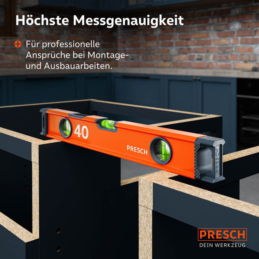 Einsatz der 40cm Wasserwaage beim Ausrichten von Küchenschränken im Innenausbau, was die professionelle Messgenauigkeit bei Montagearbeiten unterstreicht.