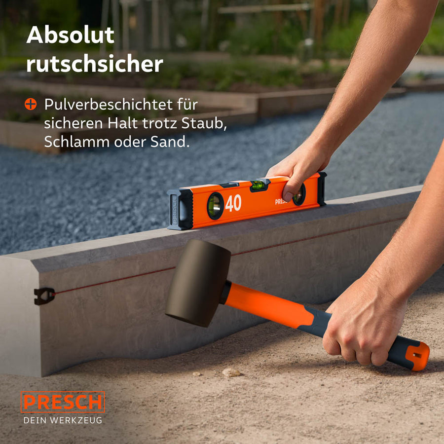 Anwendung der PRESCH Wasserwaage im Gartenbau beim Setzen von Randsteinen; die hochwertige Pulverbeschichtung garantiert einen absolut rutschsicheren Halt und optimale Handhabung des Werkzeugs trotz Baustellenstaub und Sand.