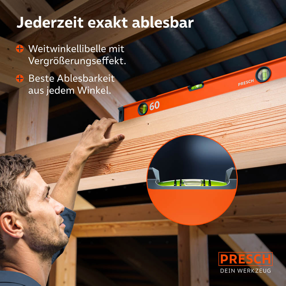 Ein Handwerker bei der Dachmontage nutzt die Wasserwaage zur Ausrichtung; eine Lupengrafik zeigt die Weitwinkellibelle mit Vergrößerungseffekt für beste Ablesbarkeit aus jedem Blickwinkel.