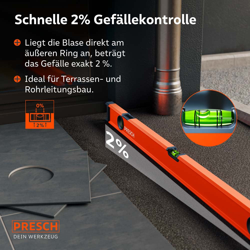 Demonstration der schnellen 2% Gefällekontrolle beim Verlegen von Terrassenplatten; die Libelle zeigt durch zusätzliche Markierungen exakt das ideale Gefälle für den Wasserablauf an.