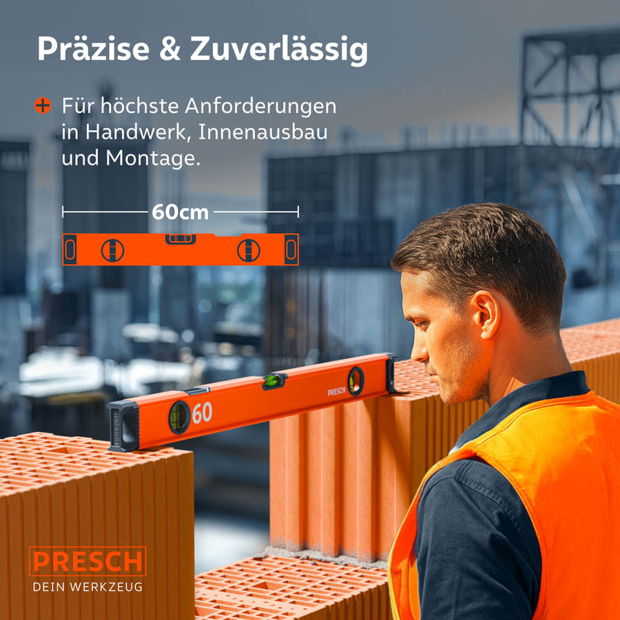 Ein Handwerker nutzt die PRESCH 60cm Wasserwaage auf einer Baustelle zur präzisen Ausrichtung von Mauersteinen, wobei die kompakten Maße und die Robustheit für den Rohbau verdeutlicht werden.