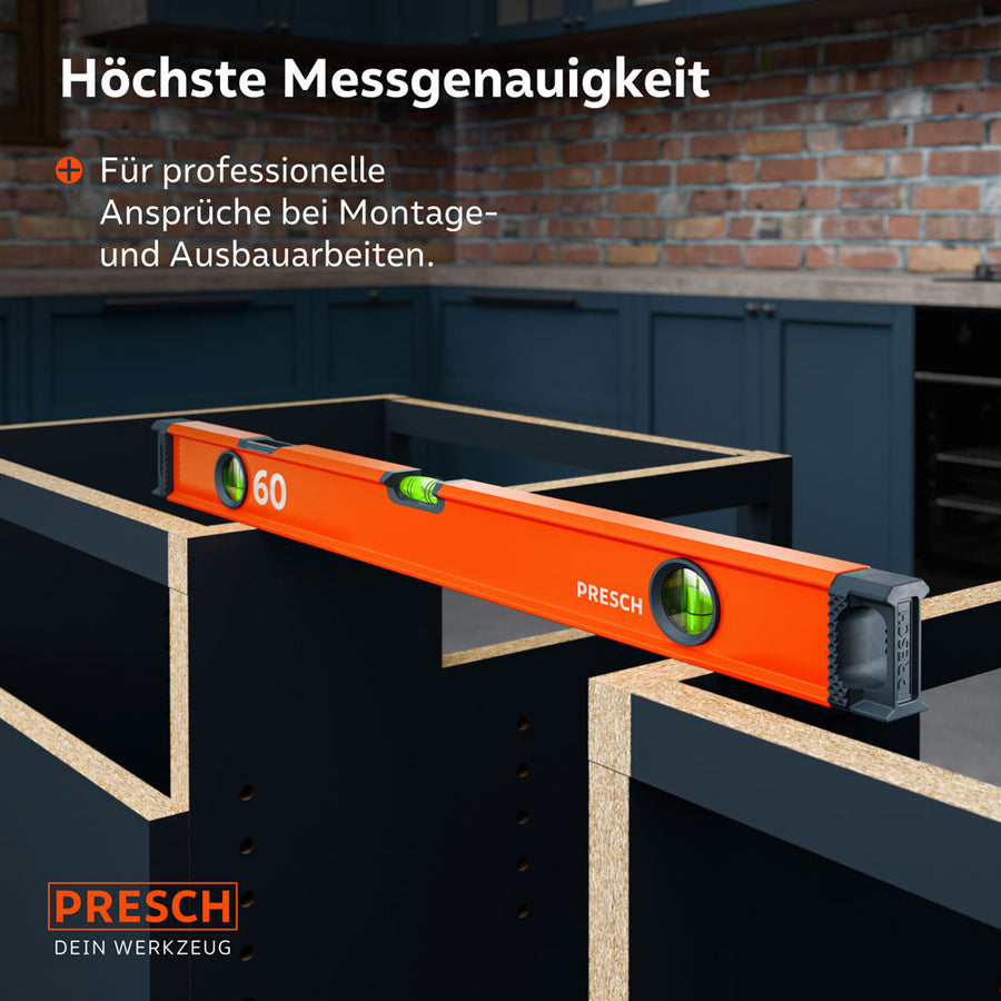 Einsatz der 60cm Wasserwaage beim Ausrichten von Küchenschränken im Innenausbau, was die professionelle Messgenauigkeit bei Montagearbeiten unterstreicht.
