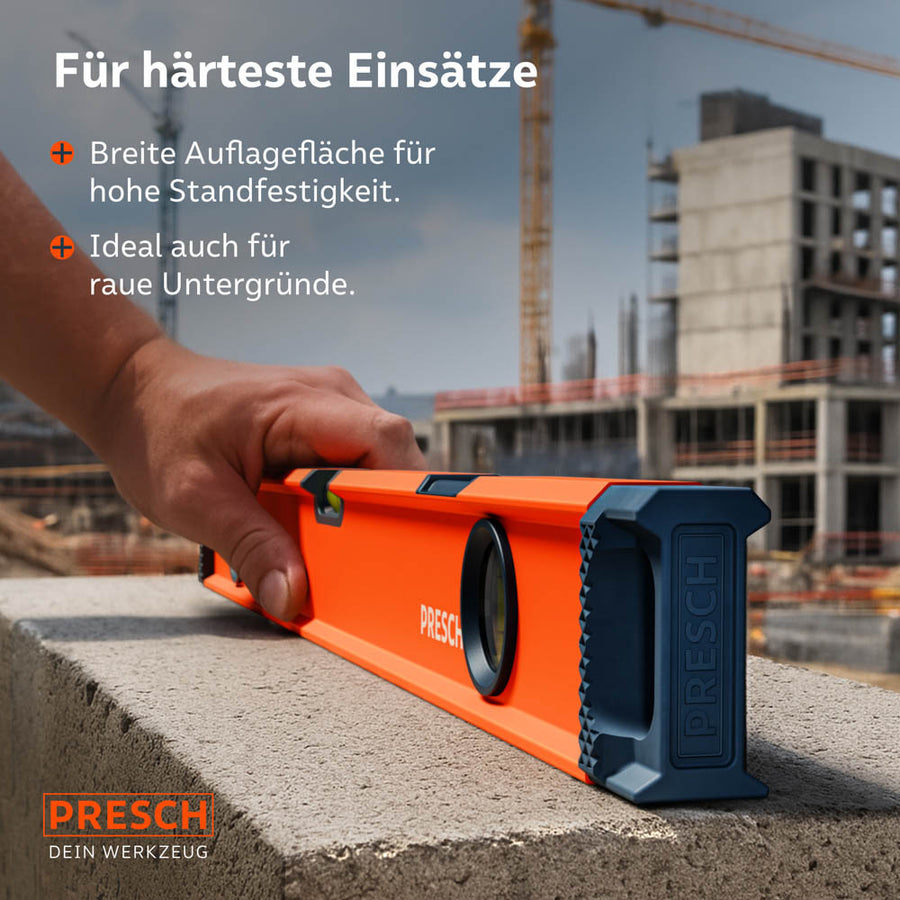 Die Wasserwaage wird auf einem rauen Betonblock auf einer Großbaustelle geführt; die breite Auflagefläche garantiert dabei hohe Standfestigkeit und Stabilität unter härtesten Bedingungen.