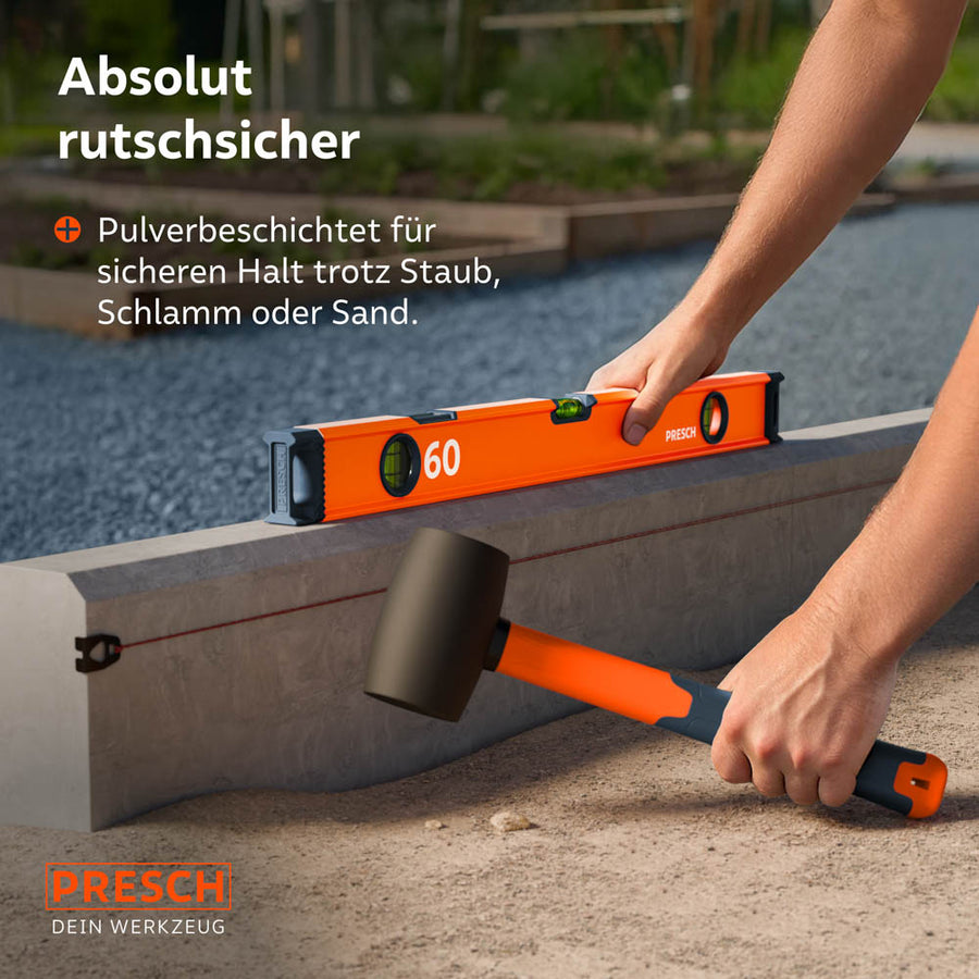 Anwendung der PRESCH Wasserwaage im Gartenbau beim Setzen von Randsteinen; die hochwertige Pulverbeschichtung garantiert einen absolut rutschsicheren Halt und optimale Handhabung des Werkzeugs trotz Baustellenstaub und Sand.