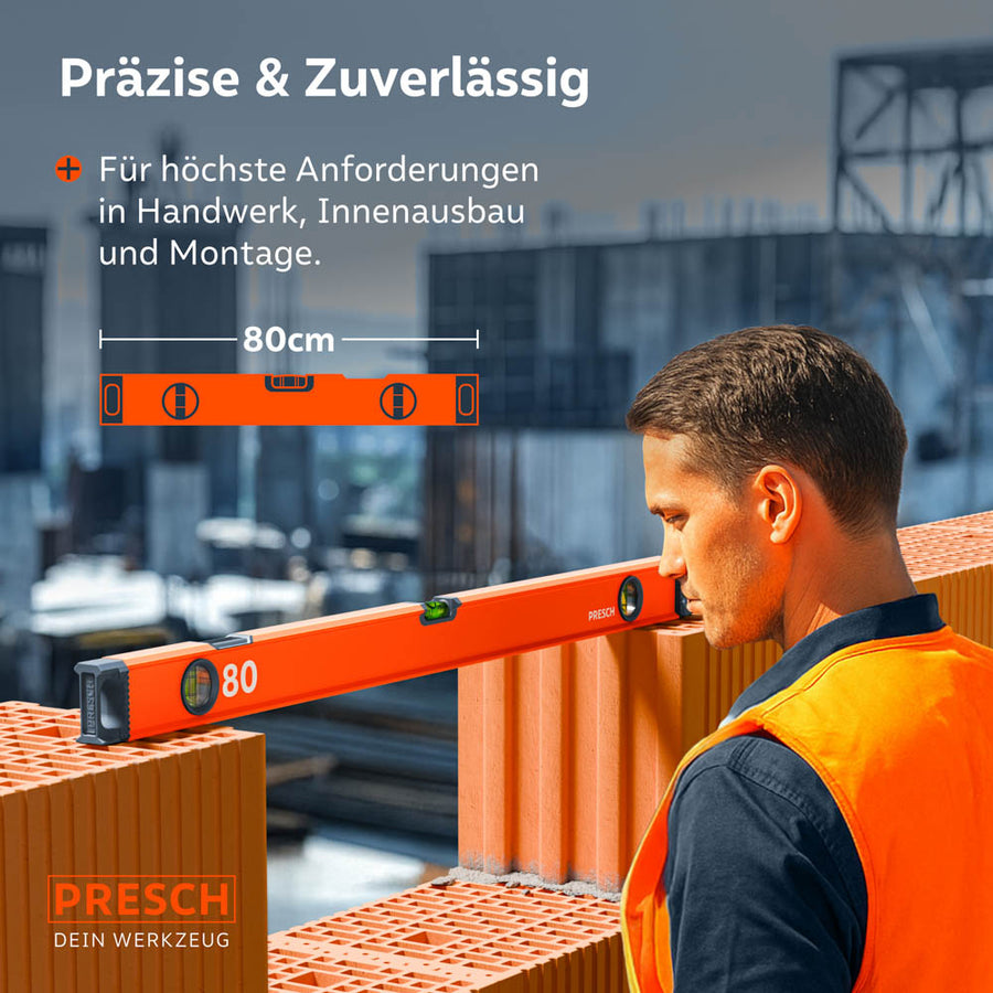Een vakman gebruikt de PRESCH 80cm waterpas op een bouwplaats voor de precieze uitlijning van bakstenen, waarbij de compacte afmetingen en robuustheid voor de ruwbouw duidelijk worden.