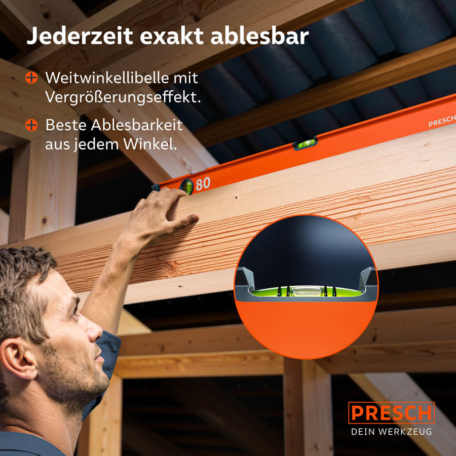 De waterpas in gebruik bij houtbewerkingen aan een dakconstructie; een vergrootglasillustratie toont de breedhoekwaterpas met vergrotingseffect voor nauwkeurig aflezen vanuit elke hoek.