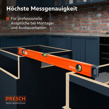 Gebruik van de 80 cm waterpas bij het uitlijnen van keukenkasten in het interieurontwerp, wat de professionele meetnauwkeurigheid bij montagewerkzaamheden onderstreept.