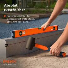Toepassing van de PRESCH waterpas in de tuinbouw bij het plaatsen van randstenen; de hoogwaardige poedercoating garandeert een absoluut slipvaste grip en optimale handling van het gereedschap ondanks bouwplaatsstof en zand.