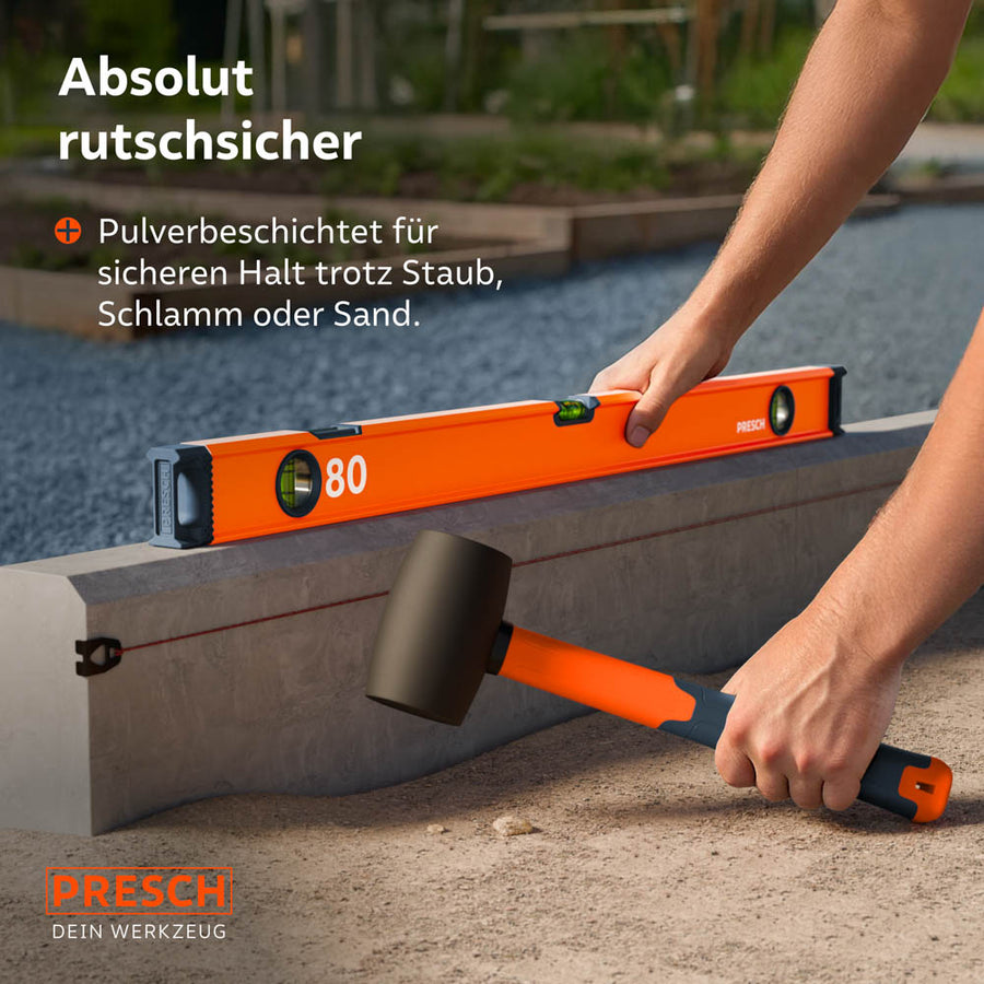 Toepassing van de PRESCH waterpas in de tuinbouw bij het plaatsen van randstenen; de hoogwaardige poedercoating garandeert een absoluut slipvaste grip en optimale handling van het gereedschap ondanks bouwplaatsstof en zand.