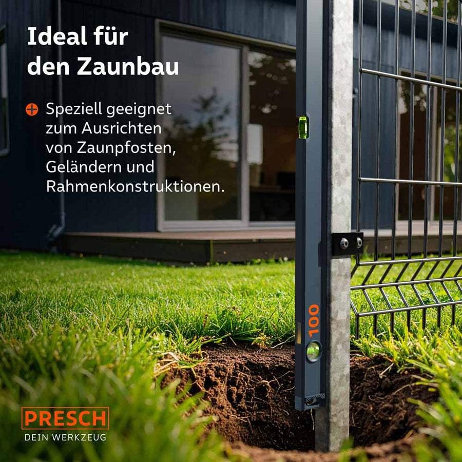 De magnetische PRESCH waterpas (100 cm) hecht zich automatisch aan een verzinkte metalen paal bij het bouwen van een omheining; dit maakt een nauwkeurige, handenvrije verticale uitlijning van de paal mogelijk voordat deze wordt betonnen.