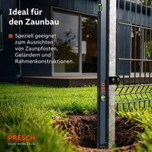 Die magnetische PRESCH Wasserwaage (150cm) haftet selbstständig an einem verzinkten Metallpfosten beim Zaunbau; dies ermöglicht eine präzise, freihändige vertikale Ausrichtung des Pfostens vor dem Einbetonieren.
