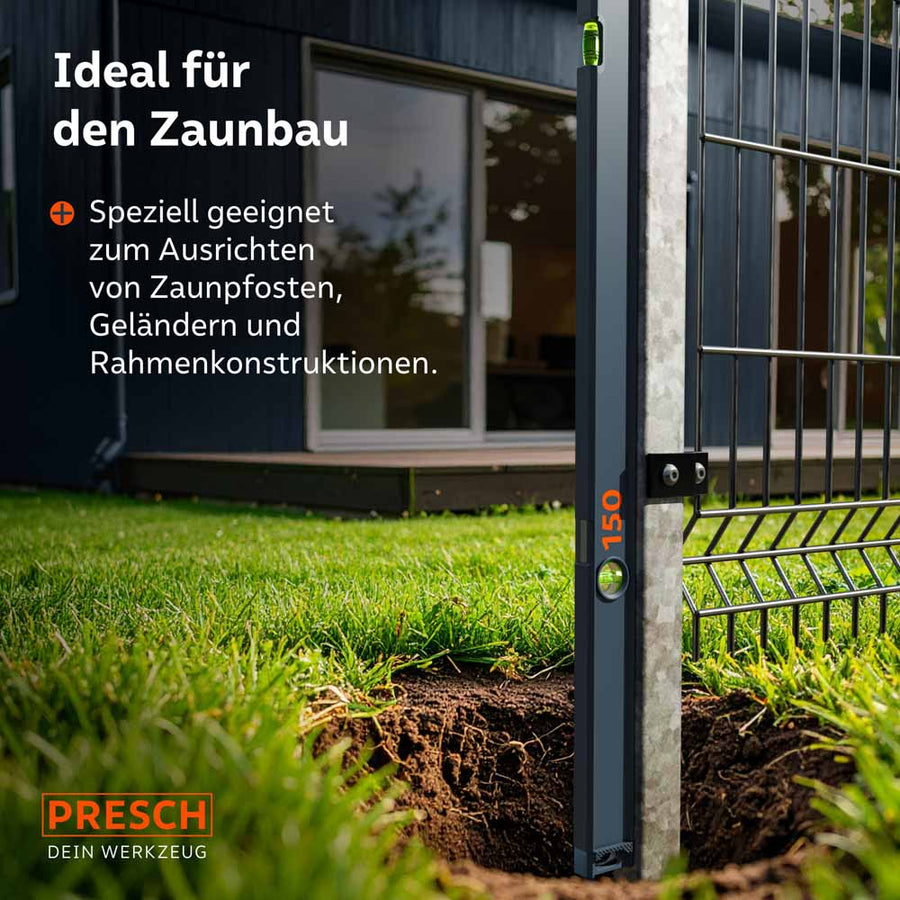 Die magnetische PRESCH Wasserwaage (150cm) haftet selbstständig an einem verzinkten Metallpfosten beim Zaunbau; dies ermöglicht eine präzise, freihändige vertikale Ausrichtung des Pfostens vor dem Einbetonieren.
