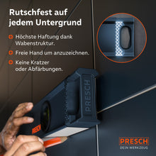 Die Wasserwaage liegt sicher an einer Wandfliese an; die Wabenstruktur der Endkappen sorgt für maximale Rutschfestigkeit beim Anzeichnen, ohne Abfärbungen oder Kratzer auf dem Untergrund zu hinterlassen.