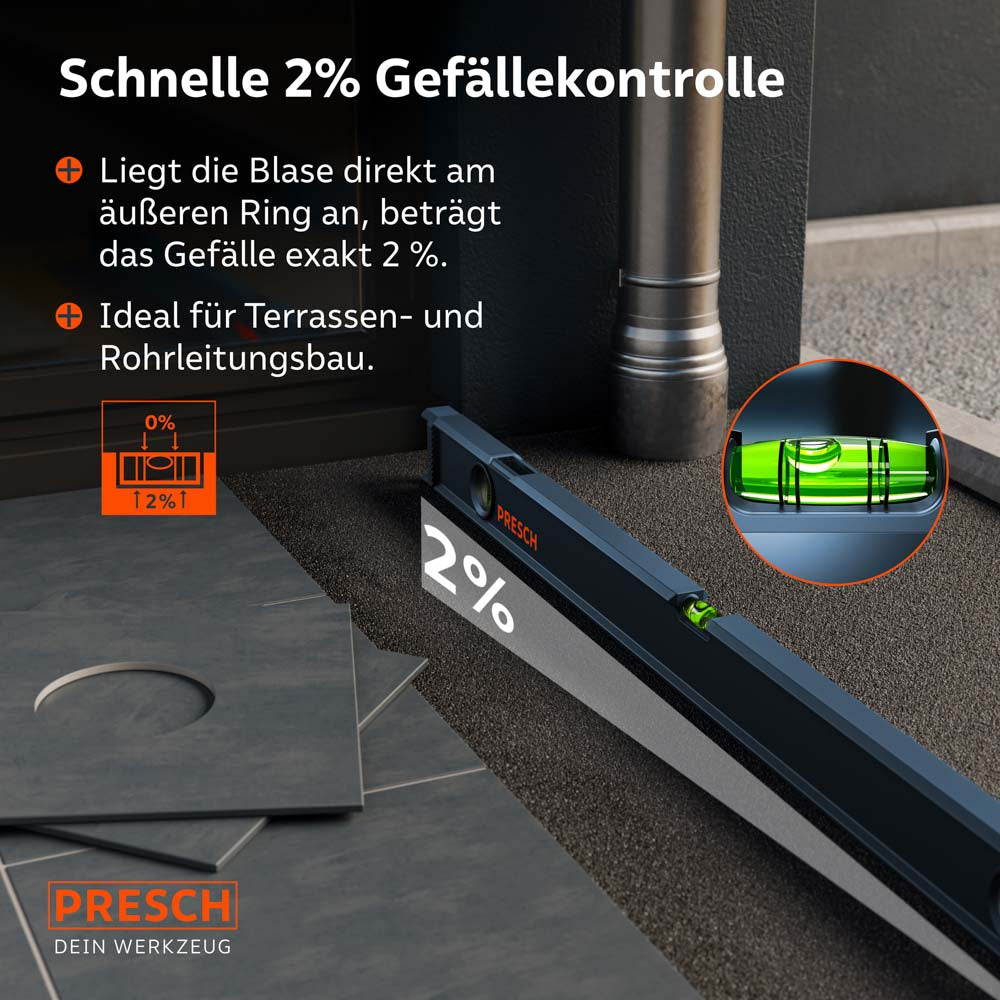 Anwendung der magnetischen Wasserwaage zur schnellen Kontrolle eines 2% Gefälles im Außenbereich; zusätzliche Libellenmarkierungen zeigen das exakte Maß für den optimalen Wasserablauf an.