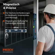 Ein Handwerker nutzt die magnetische PRESCH Wasserwaage im Trockenbau; das Werkzeug haftet selbstständig an einem vertikalen Metallprofil, was freihändiges Arbeiten und präzises Ausrichten bei der Montage ermöglicht.