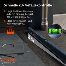 Einsatz der magnetischen Wasserwaage zur Kontrolle eines exakten 2% Gefälles bei Außenarbeiten; die spezielle Markierung in der Libelle zeigt präzise an, wann die Neigung für den optimalen Wasserablauf erreicht ist.