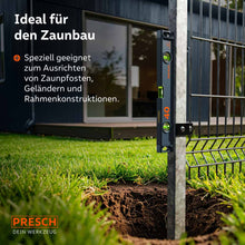 Die magnetische PRESCH Wasserwaage (40cm) haftet selbstständig an einem verzinkten Metallpfosten beim Zaunbau; dies ermöglicht eine präzise, freihändige vertikale Ausrichtung des Pfostens vor dem Einbetonieren.