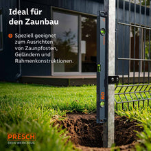 De magnetische PRESCH waterpas (60 cm) hecht zich zelfstandig aan een verzinkt metalen paal bij het bouwen van een omheining; dit maakt een precieze, handenvrije verticale uitlijning van de paal mogelijk voordat het beton wordt gestort.