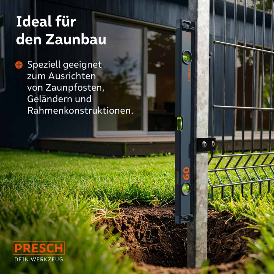 De magnetische PRESCH waterpas (60 cm) hecht zich zelfstandig aan een verzinkt metalen paal bij het bouwen van een omheining; dit maakt een precieze, handenvrije verticale uitlijning van de paal mogelijk voordat het beton wordt gestort.