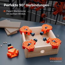 Anwendungsbeispiel: Vier Winkelspanner fixieren gleichzeitig die Ecken einer kleinen Holzbox im rechten Winkel. Das Bild zeigt, wie die Spanner Werkstücke präzise für die Montage positionieren.