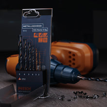 PRESCH Metallbohrer-Set 6-teilig HSS Master DIN 338 mit Bohrmaschine und Bohrspänen auf Holzoberfläche