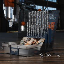 PRESCH HSS-boor Set Pro 19-delig in metalen cassette op werkbank met boormachine op de achtergrond