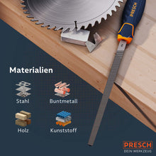 Lime à trois pans de PRESCH sur surface en bois avec lame de scie et différents échantillons de matériaux pour acier, métaux non ferreux, bois et plastique