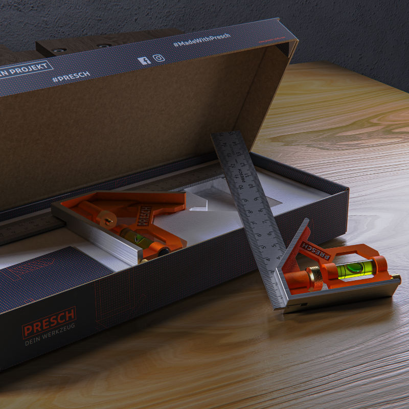 PRESCH Kombinationswinkel Set in der Verpackung auf einem Holztisch, mit Winkelmesser und Wasserwaage.