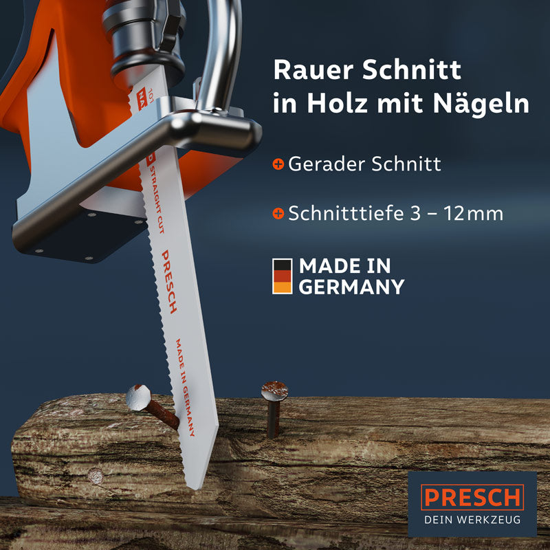 Säbelsägeblatt schneidet in einer Säbelsäge durch einen Holzbalken mit eingeschlagenen Nägeln.