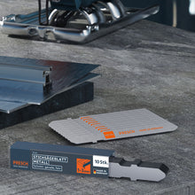 PRESCH Decoupeerzaagbladen voor hout op werkblad met zaag op de achtergrond en verpakkingsontwerp, geoptimaliseerd voor houtbewerkingszaagwerkzaamheden.