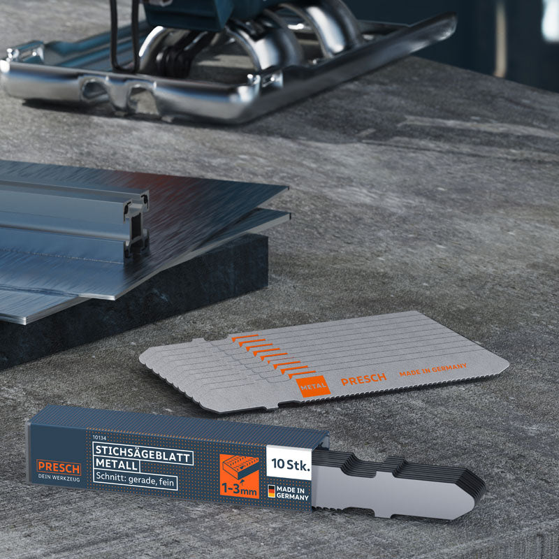 PRESCH Decoupeerzaagbladen voor hout op werkblad met zaag op de achtergrond en verpakkingsontwerp, geoptimaliseerd voor houtbewerkingszaagwerkzaamheden.